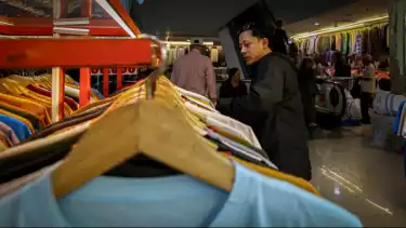 Berita Foto: Berburu Thrifting untuk Lebaran, Pasar Senen Ramai Pengunjung