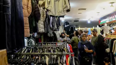 Berita Foto: Berburu Thrifting untuk Lebaran, Pasar Senen Ramai Pengunjung