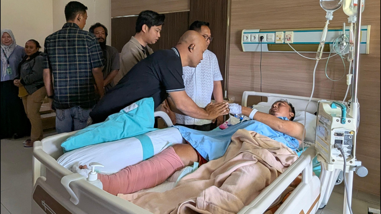 Di Tengah Duka, Haji Suryo Beri Beasiswa dan Tanggung Tuntas Biaya Korban Kecelakaan
            - galeri foto