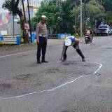 Antisipasi Laka Lantas Jelang Arus Mudik, Satlantas Polres Nganjuk Tandai Jalan Berlubang di Jalur Nasional