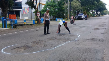 Antisipasi Laka Lantas Jelang Arus Mudik, Satlantas Polres Nganjuk Tandai Jalan Berlubang di Jalur Nasional