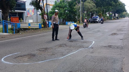 Antisipasi Laka Lantas Jelang Arus Mudik, Satlantas Polres Nganjuk Tandai Jalan Berlubang di Jalur Nasional