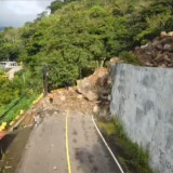 Longsor Batu Raksasa Tutup Akses Jalan Nasional Trenggalek - Ponorogo