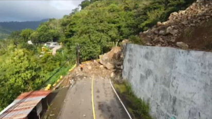Longsor Batu Raksasa Tutup Akses Jalan Nasional Trenggalek - Ponorogo