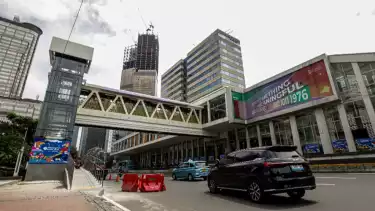 JPO Sarinah sudah dibuka usai diresmikan oleh Gubernur DKI Jakarta, Pramono Anung Wibowo, pejalan kaki merasa puas atas setelah direvitalisasi, Jakarta Pusat, Rabu (4/4/2026)