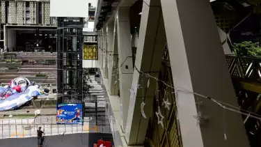 JPO Sarinah sudah dibuka usai diresmikan oleh Gubernur DKI Jakarta, Pramono Anung Wibowo, pejalan kaki merasa puas atas setelah direvitalisasi, Jakarta Pusat, Rabu (4/4/2026)