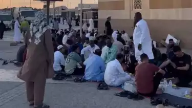 Situasi orang-orang yang Sedang Berbuka Puasa