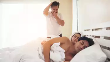 Ilustrasi pria pergoki calon istri check-in dengan suami orang di kamar hotel