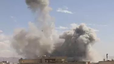 Asap mengepul setelah ledakan, usai Amerika Serikat dan Israel melancarkan serangan di Teheran, Iran pada 1 Maret 2026.