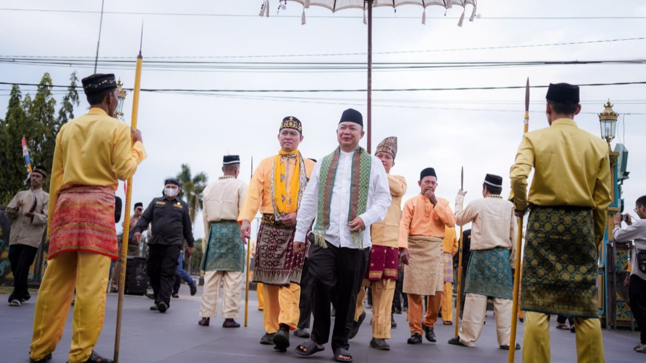 Bupati Ketapang Alexander Wilyo Hadiri Buka Puasa Bersama di Keraton Kerajaan Matan Tanjungpura, Disambut Dentuman Meriam Pusaka Padam Pelita
            - galeri foto