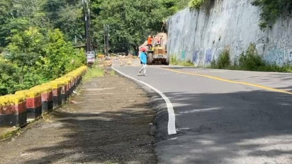 Dua Alat Berat Dikerahkan untuk Buka Jalur Trenggalek–Ponorogo yang Tertutup Longsor Batu Raksasa