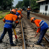 Pastikan Mudik Lebaran Aman, Kai Daop 8 Lakukan Perbaikan Rel Kereta