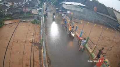 BPBD Tuban Bersihkan Sekolah dan Tempat Ibadah Pascabanjir Bandang di Enam Kecamatan