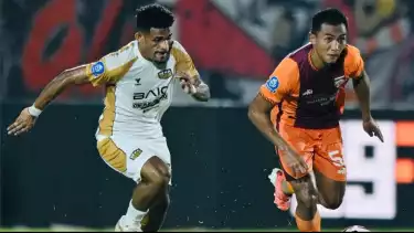 Pemain Borneo FC, Rivaldo Pakpahan (kanan)