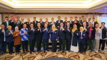 Khofifah Lantik PW IKA Unair DKI Jakarta 2025-2030