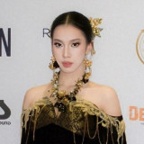 Model Arine Azraghevira Indarta Perkenalkan Karya Desainer Indonesia di London