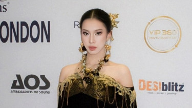 Model Arine Azraghevira Indarta Perkenalkan Karya Desainer Indonesia di London