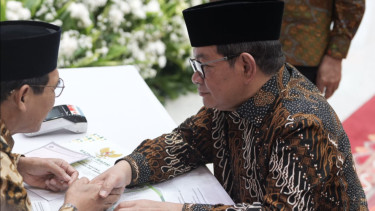 Gubernur dan Wakil Gubernur Bersama Pejabat Pemprov DKI Jakarta Tunaikan Zakat melalui BAZNAS (BAZIS) Provinsi DKI Jakarta
