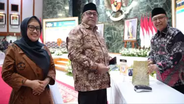 Wakil Gubernur, Rano Karno, bersama jajaran pejabat Pemprov DKI Jakarta menunaikan Zakat, Infak, dan Sedekah (ZIS) melalui BAZNAS (BAZIS) Provinsi DKI Jakarta.