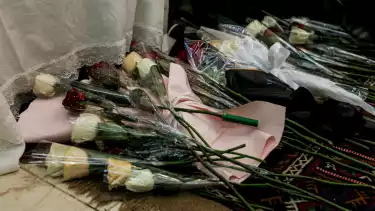 Bunga untuk Ayatollah Ali Khamenei di kediaman Duta Besar Iran, Jakarta Pusat, Kamis (5/3/2026)