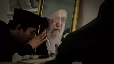 Tangis haru warnai kediaman Duta Besar Republik Islam Iran atas wafatnya pemimpin Iran, Ayatollah Ali Khamenei, di jalan Madiun No. 1, Menteng, Jakarta Pusat, Kamis (5/4/2026)