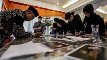 Tangis haru warnai kediaman Duta Besar Republik Islam Iran atas wafatnya pemimpin Iran, Ayatollah Ali Khamenei, di jalan Madiun No. 1, Menteng, Jakarta Pusat, Kamis (5/4/2026)