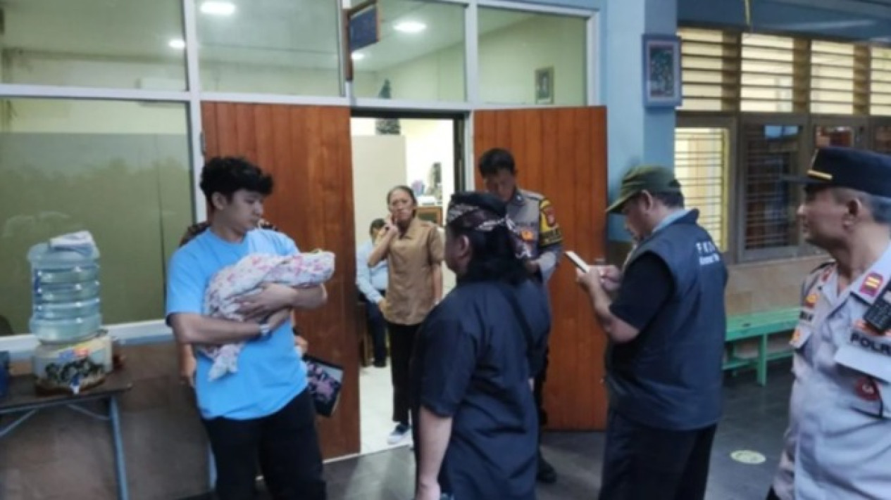 Usai Bayi Perempuan Ditemukan di Gerobak Nasi Uduk, Kini Bayi Laki-Laki Ditemukan di Depan SD Jakarta Selatan
            - galeri foto