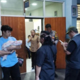 Usai Bayi Perempuan Ditemukan di Gerobak Nasi Uduk, Kini Bayi Laki-Laki Ditemukan di Depan SD Jakarta Selatan