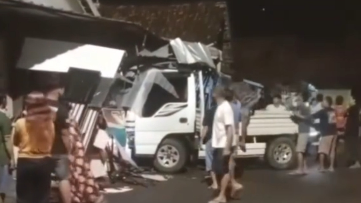 Sopir Mabuk Pikap Hantam Rumah Warga di Gondang Nganjuk, Satu Orang Luka
            - galeri foto
