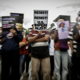 Massa Aksi Free Palestine di DPR Bubar Saat Hujan Turun