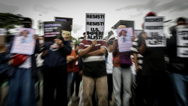 Massa Aksi Free Palestine di DPR Bubar Saat Hujan Turun