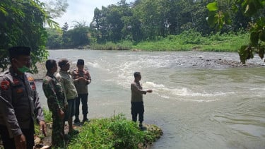Mandi di Sungai Kalibaru, Bocah Delapan Tahun Hilang Terseret Arus