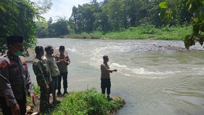 Mandi di Sungai Kalibaru, Bocah Delapan Tahun Hilang Terseret Arus