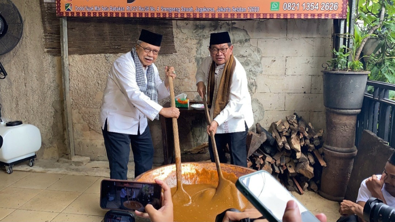 Kunjungan ke Setu Babakan, Pramono Ajak Fauzi Bowo Bikin Dodol Betawi
            - galeri foto