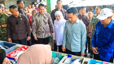 Gubernur Khofifah Dampingi Wapres Gibran Tinjau Pasar Gelondong Gede Tuban