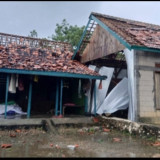 Hujan dan Angin Puting Beliung Porak-porandakam Pohon dan Bangunan di Sampang, Satu Orang Tewas