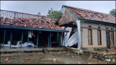 Hujan dan Angin Puting Beliung Porak-porandakam Pohon dan Bangunan di Sampang, Satu Orang Tewas