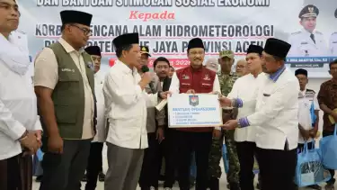 Mendagri Tito Karnavian dan Mensos Saifullah Yusuf menyalurkan bantuan bencana di Pidie Jaya, Aceh.