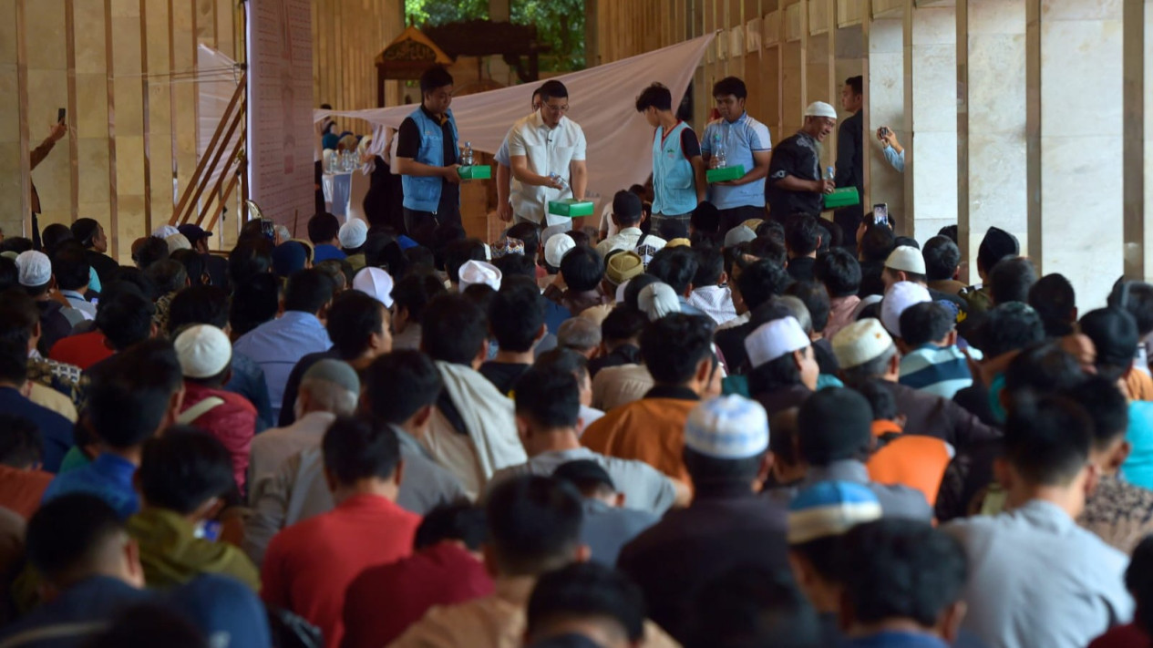 Ribuan Paket Berbuka Dibagikan kepada Jamaah Masjid Istiqlal
            - galeri foto