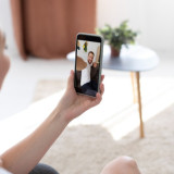 Suami Istri Hubungan Intim Lewat Video Call, Bagaimana Hukumnya dalam Islam?