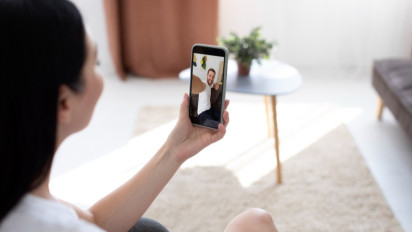 Suami Istri Hubungan Intim Lewat Video Call, Bagaimana Hukumnya dalam Islam?