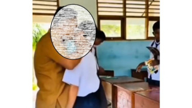 Viral, Pak Guru Rusly di Sabu NTT Cium dan Peluk Siswa Laki-laki di dalam Kelas, Begini Pengakuannya