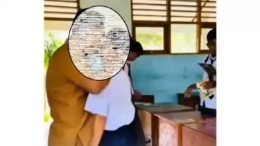 Viral, Pak Guru Rusly di Sabu NTT Cium dan Peluk Siswa Laki-laki di dalam Kelas, Begini Pengakuannya