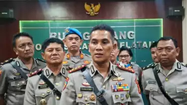 Kabid Propam Polda Sulsel Kombes Pol Zulham Effendy, (tengah) menyampaikan keterangan pers di Mapolda Sulsel, Makassar, Sulawesi Selatan.