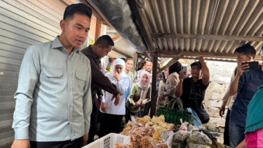 Gibran Cek Pasar Gelondong Gede Tuban, Pantau Harga Bahan Pokok Jelang Lebaran