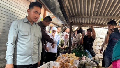 Gibran Cek Pasar Gelondong Gede Tuban, Pantau Harga Bahan Pokok Jelang Lebaran