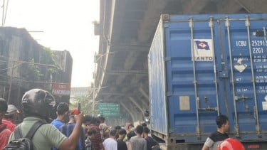 Nenek 70 Tahun Tewas Usai Motor yang Ditumpanginya Keserempet Truk Trailer di Koja