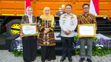 Gubernur Khofifah Serahkan Truk Hasil Normalisasi Dimensi, Percepat Zero ODOL 2027.