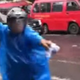Sudah Salah Malah Galak! Viral Pemotor di Jakarta Selatan Ngamuk Bawa Batu Usai Ditegur Lawan Arah