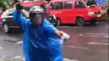 Sudah Salah Malah Galak! Viral Pemotor di Jakarta Selatan Ngamuk Bawa Batu Usai Ditegur Lawan Arah